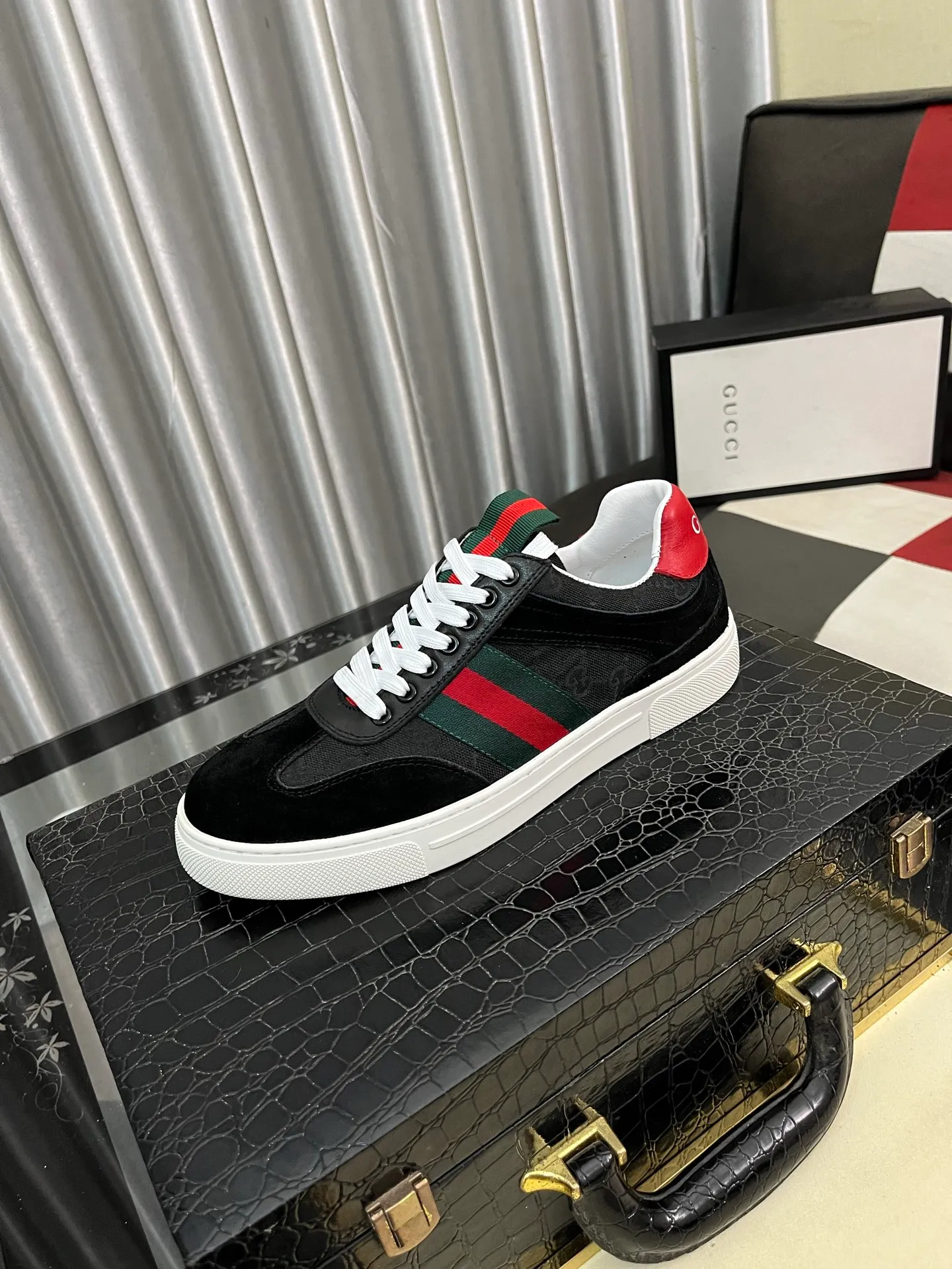 Men's Men's Shoes 💰440 ⌚️⌚️[GUCCI] Gucci men's casual shoes are absolutely popular 🔥The ultimate matching item for trendy men! The charm of super texture is irresistible, the main recommendation, the flower leather color is bright! The upper is made of high-quality brand printed fabric with cowhide, breathable leather lining and wear-resistant rubber sole, noble and elegant! Extremely comfortable🎁🎁You can be as handsome as you want💪 Available in sizes 38-44 and 5️⃣colors
